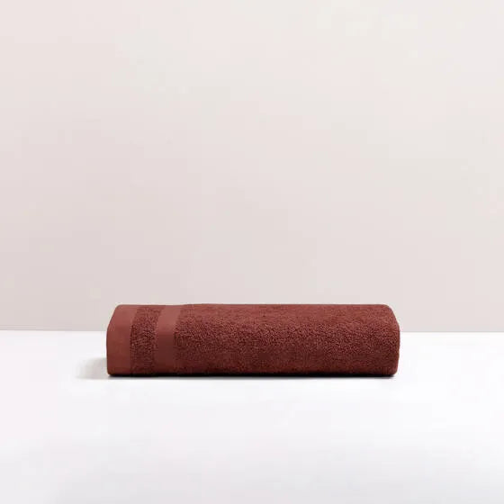 Duurzame mahonie Luna badhanddoek van 67% gerecycled katoen en 33% polyester, 500 g/m², hoge kwaliteit, zacht, absorberend en sneldrogend.