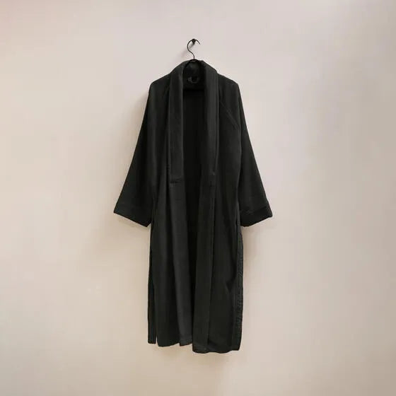 Luxe antraciet Flore badjas van 100% GOTS-katoen, 380 g/m², hoge kwaliteit zacht en absorberend in maat S t/m XXL.