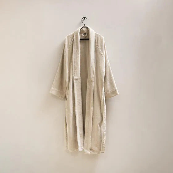 Luxe greige Flore badjas van 100% GOTS-katoen, 380 g/m², hoge kwaliteit zacht en absorberend in maat S t/m XXL.
