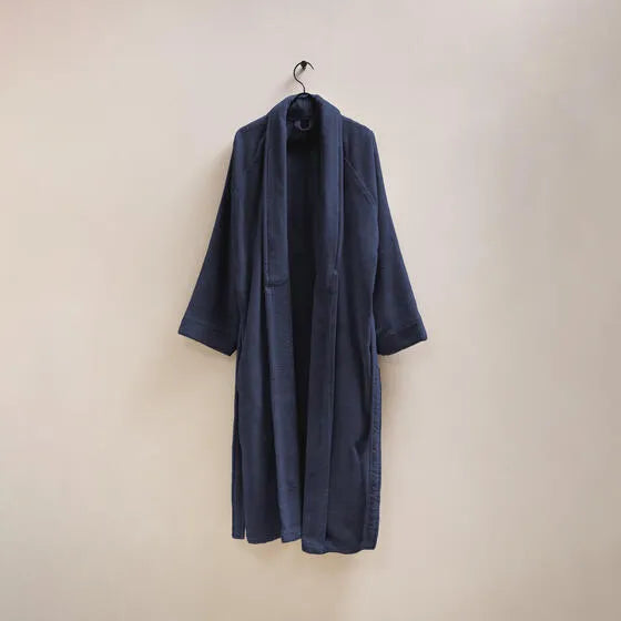 Luxe marineblauw Flore badjas van 100% GOTS-katoen, 380 g/m², hoge kwaliteit zacht en absorberend in maat S t/m XXL.