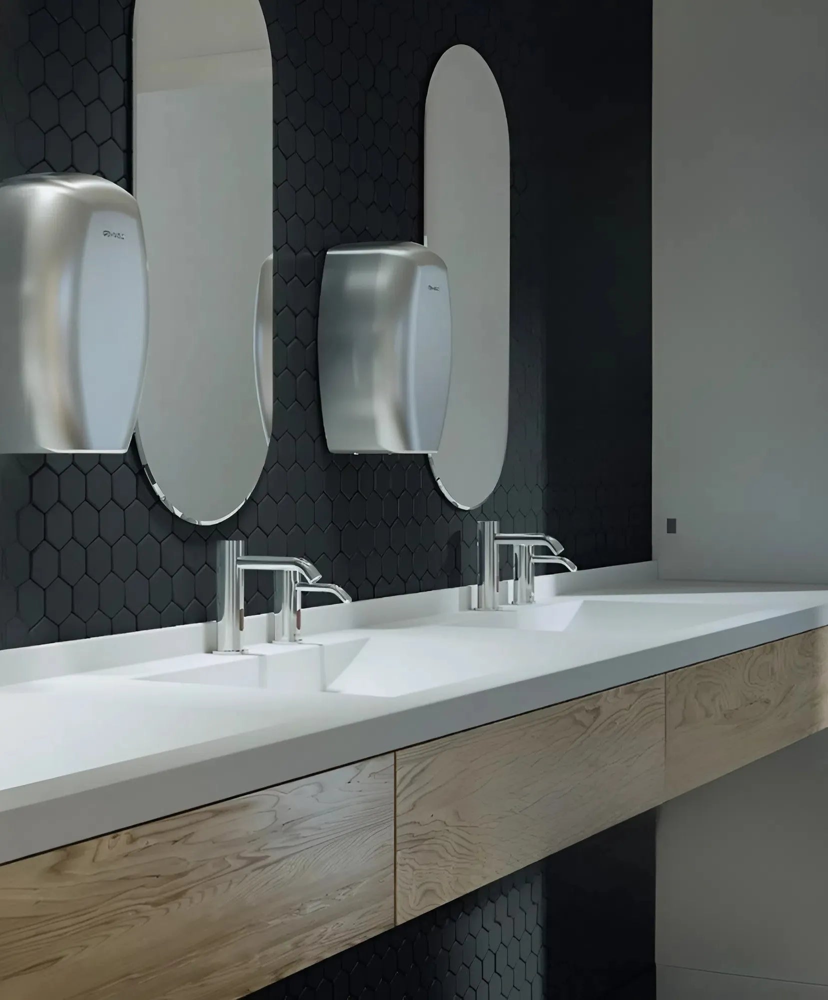 moderne sanitaire ruimte met rvs handdrogers en strakke wastafels