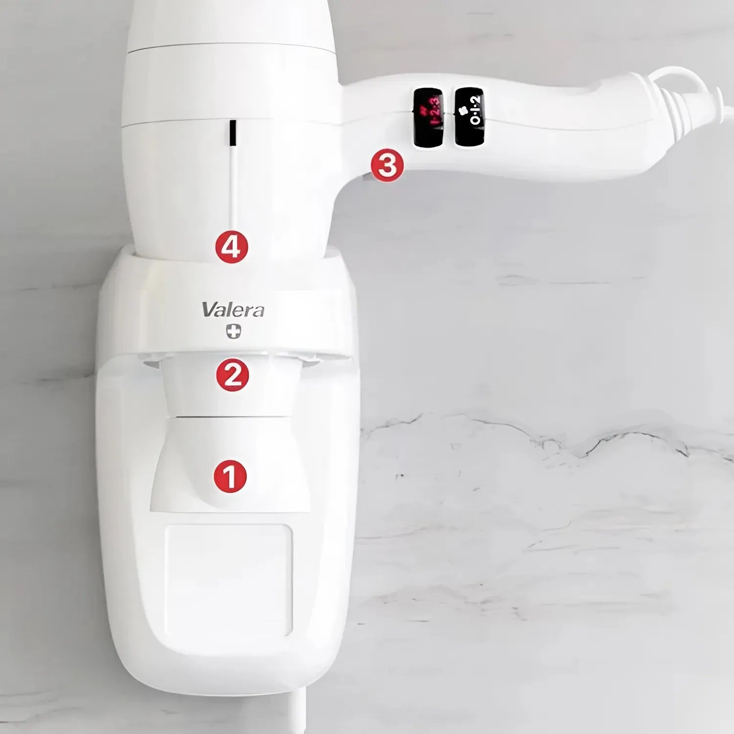 Detailafbeelding van de Valera haardroger met ingebouwde RCD-aardlekschakelaar, resetbare uitschakelthermostaat tegen oververhitting, veiligheidsdrukknop voor gecontroleerd gebruik en automatische aan/uit-schakelaar in de wandhouder.