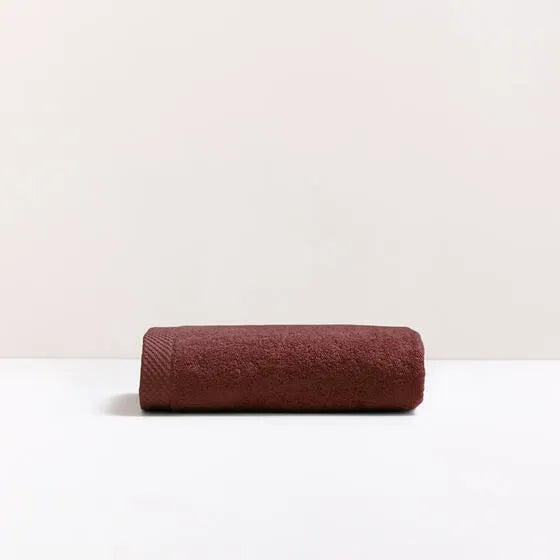 Luxe bordeaux Florence handdoek van 100% GOTS-katoen, 600 g/m², hoge kwaliteit, zacht en absorberend.