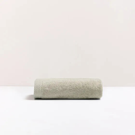 Luxe greige Florence handdoek van 100% GOTS-katoen, 600 g/m², hoge kwaliteit, zacht en absorberend.