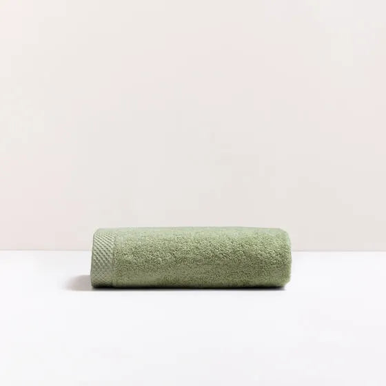Luxe groen Florence handdoek van 100% GOTS-katoen, 600 g/m², hoge kwaliteit, zacht en absorberend.