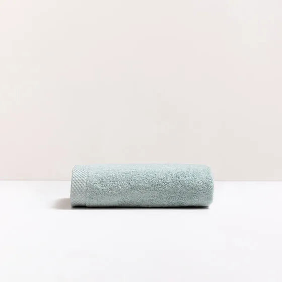 Luxe hemelsblauw Florence handdoek van 100% GOTS-katoen, 600 g/m², hoge kwaliteit, zacht en absorberend.