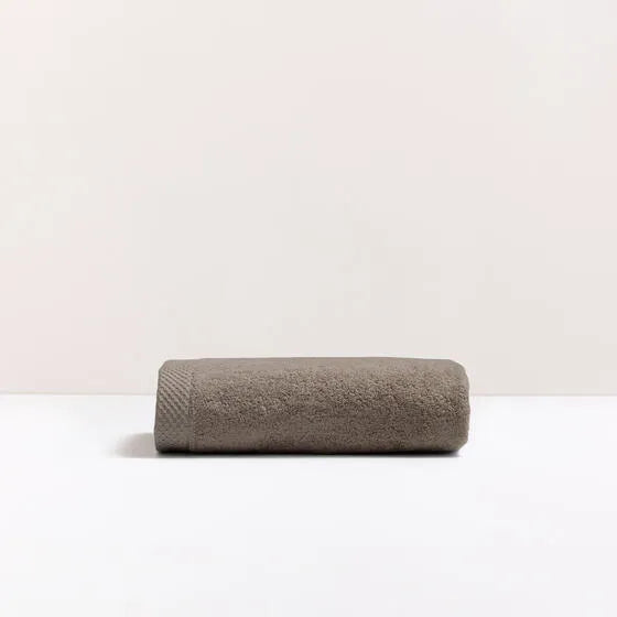 Luxe khaki Florence handdoek van 100% GOTS-katoen, 600 g/m², hoge kwaliteit, zacht en absorberend.