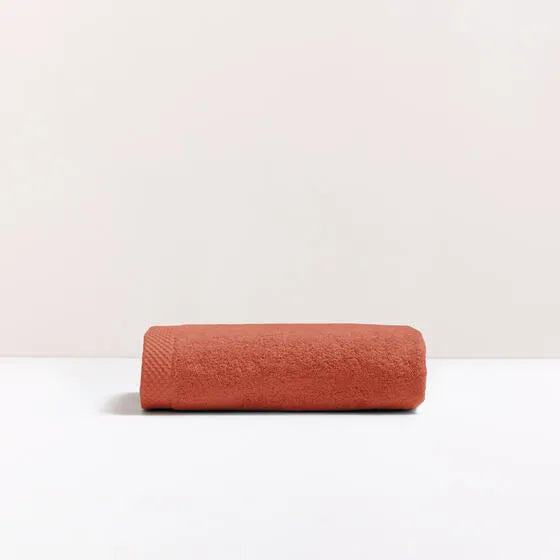 Luxe koraal Florence handdoek van 100% GOTS-katoen, 600 g/m², hoge kwaliteit, zacht en absorberend.