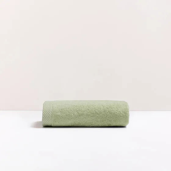 Luxe lichtgroen Florence handdoek van 100% GOTS-katoen, 600 g/m², hoge kwaliteit, zacht en absorberend.