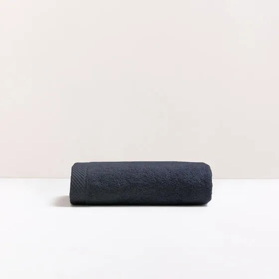Luxe marineblauw Florence handdoek van 100% GOTS-katoen, 600 g/m², hoge kwaliteit, zacht en absorberend.