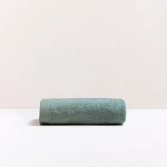 Luxe mineraalblauw Florence handdoek van 100% GOTS-katoen, 600 g/m², hoge kwaliteit, zacht en absorberend.
