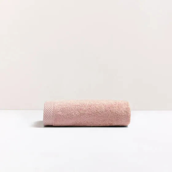 Luxe oudroze Florence handdoek van 100% GOTS-katoen, 600 g/m², hoge kwaliteit, zacht en absorberend.
