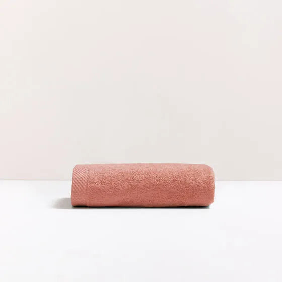 Luxe terra Florence handdoek van 100% GOTS-katoen, 600 g/m², hoge kwaliteit, zacht en absorberend.