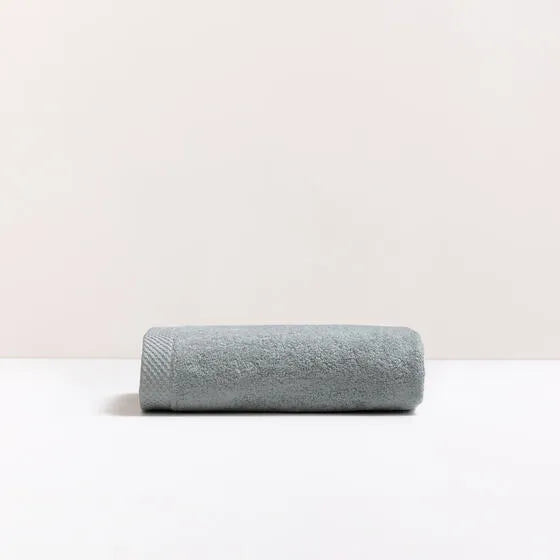 Luxe zilverblauw Florence handdoek van 100% GOTS-katoen, 600 g/m², hoge kwaliteit, zacht en absorberend.