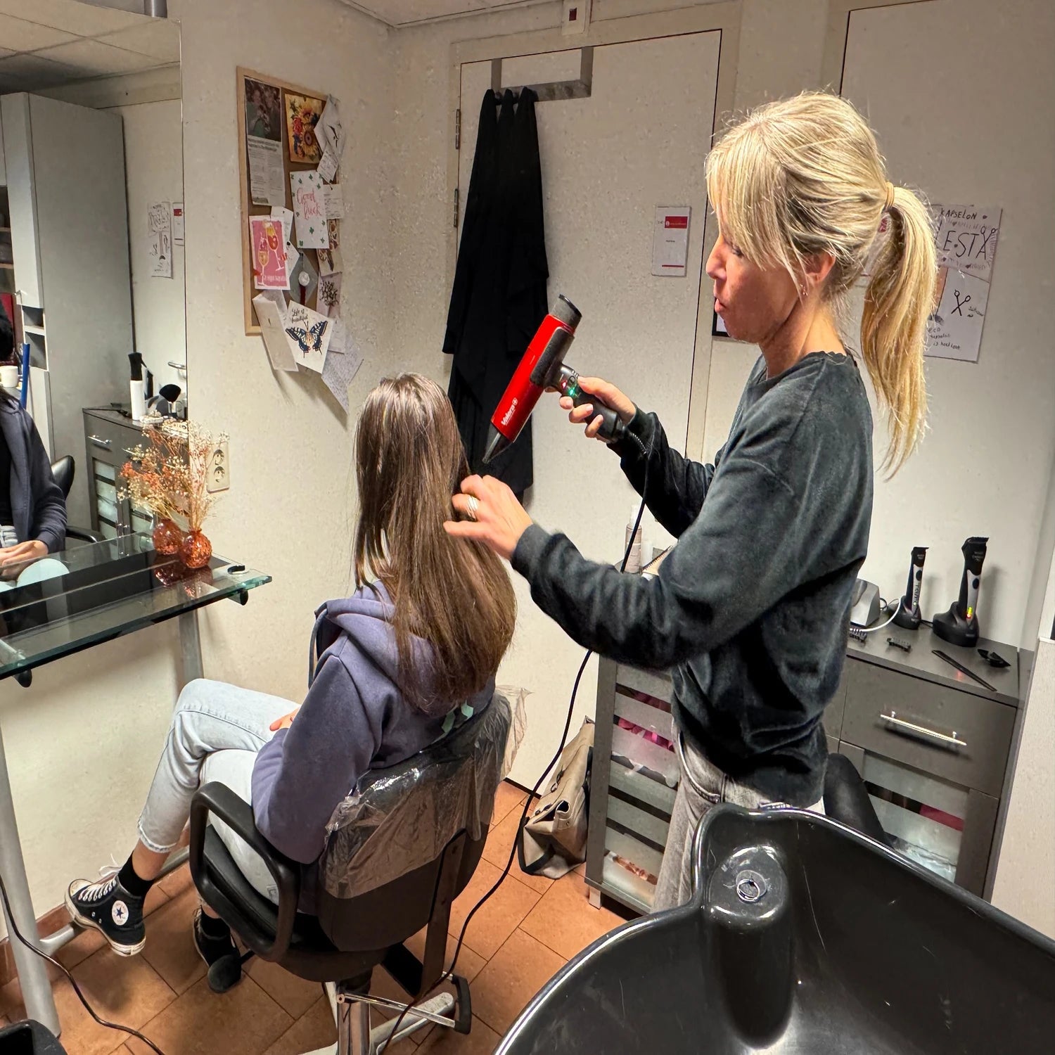 Styling met de Valera MatrixCare haardroger bij een klant in Kapsalon Celesta