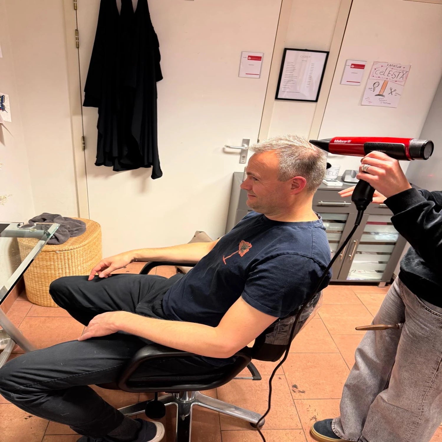 Gebruik van de Valera MatrixCare haardroger tijdens een herenkapsel in Kapsalon Celesta