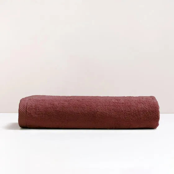 Luxe bordeaux Florence maxi badhanddoek van 100% GOTS-katoen, 600 g/m², hoge kwaliteit, zacht en absorberend.