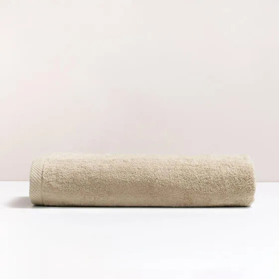 Luxe latte Florence maxi badhanddoek van 100% GOTS-katoen, 600 g/m², hoge kwaliteit, zacht en absorberend.